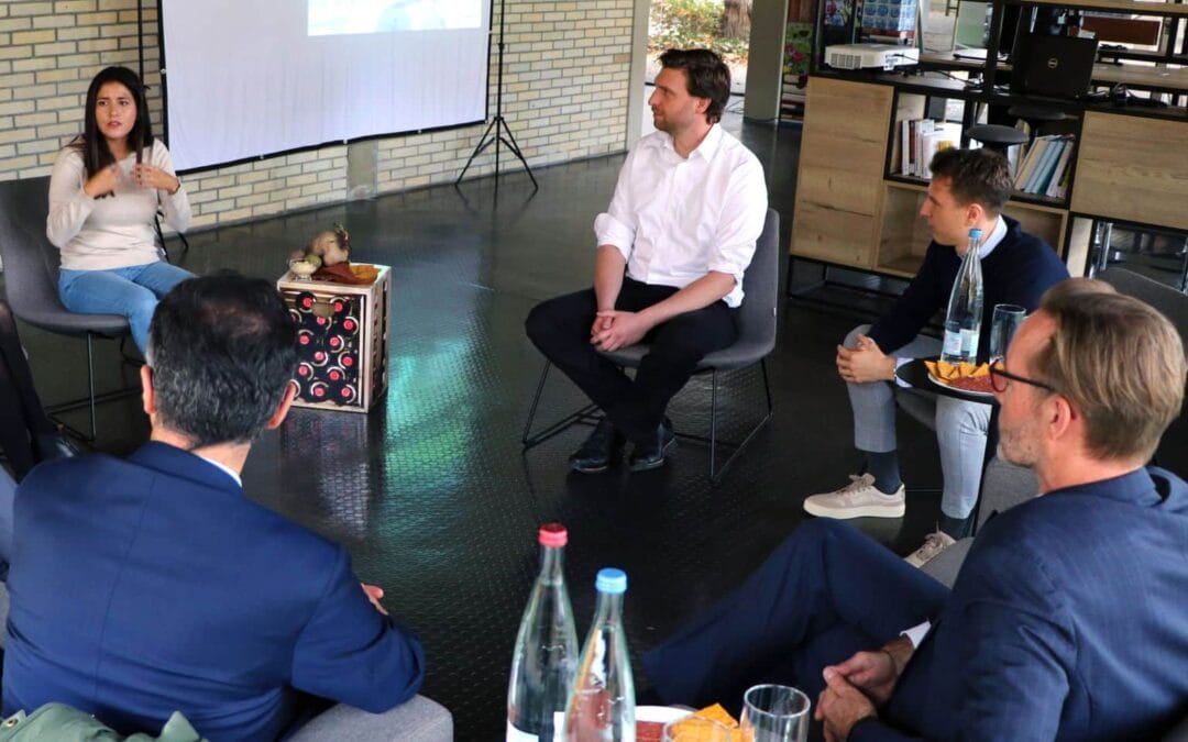 Cem Özdemir besucht Hohenheimer Startup holiroots